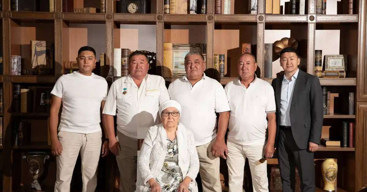 Кеңседегі анальды секс Соғыс тұтқынымен порно