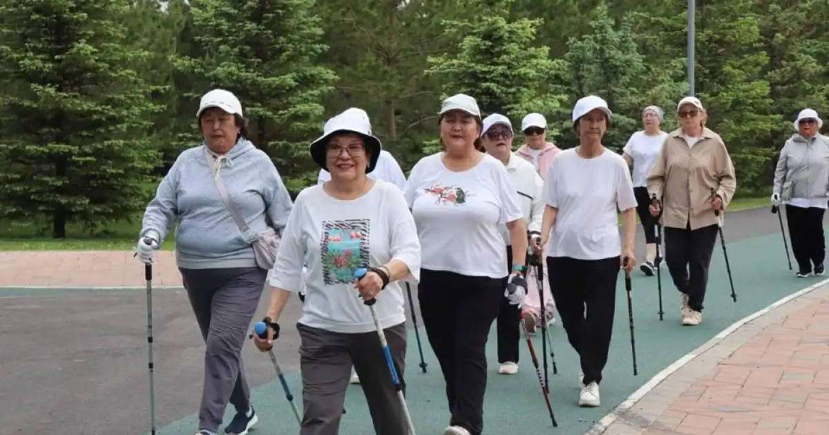 Астанада зейнеткерлерге арналған скандинавиялық жүрістің күзгі маусымы басталды