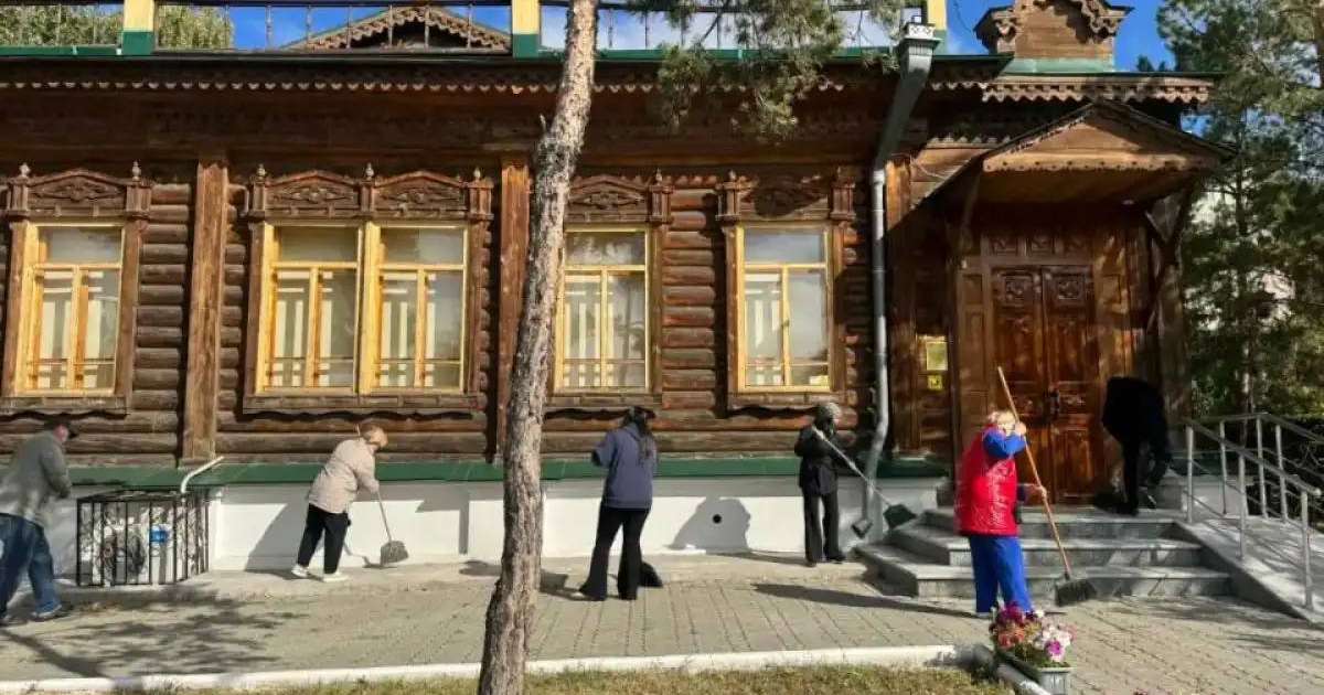 Астанада Сәкен Сейфуллин музейінің қызметкерлері тазалық акциясын өткізді
