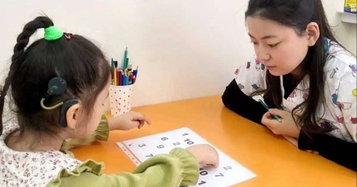 Көйлектің тесігі арқылы секс туралы бейне