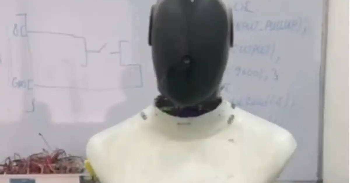 Астаналық мектепте адамға ұқсас робот құрастырып шығарылды (ВИДЕО)