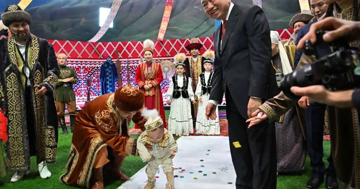 Бас хатшы То Лам қазақ баласының тұсауын кесті (ФОТО)