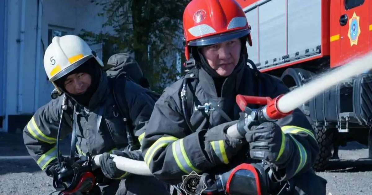 Астаналық құтқарушылар өрттен екі баланы құтқарды (ВИДЕО)