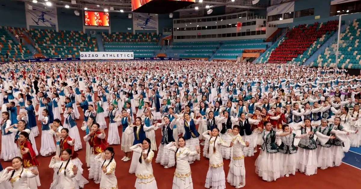 Астанада бір мезетте 3 мыңнан астам оқушы «Қамажай» биін биледі