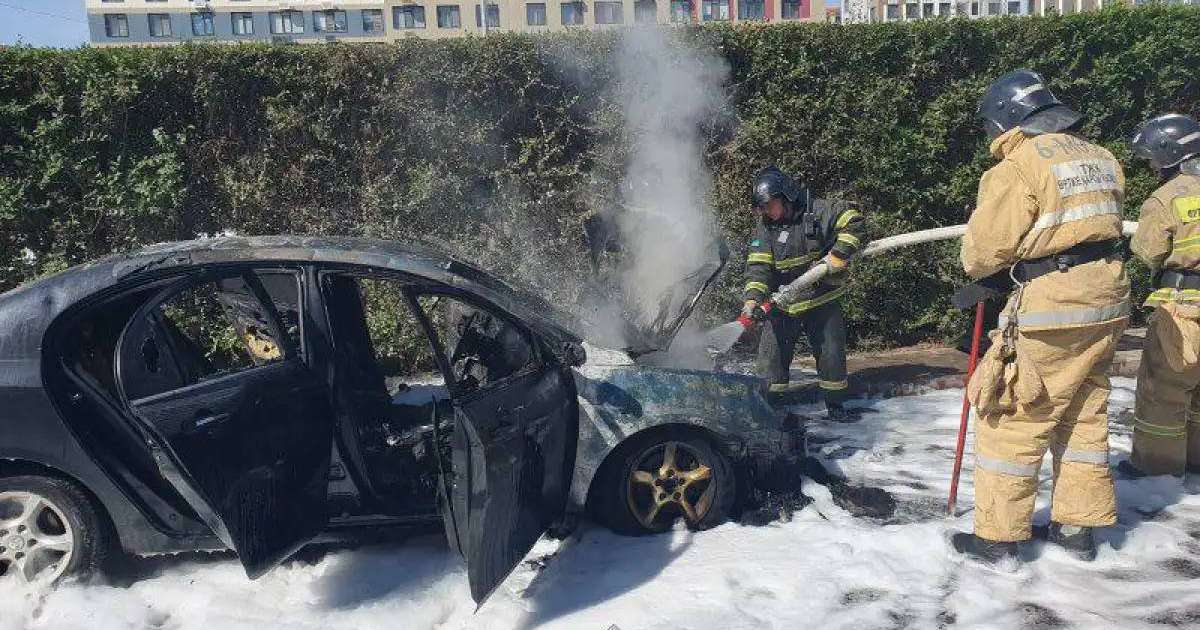 Елордада өрт сөндірушілер жанып жатқан көлікті сөндірді