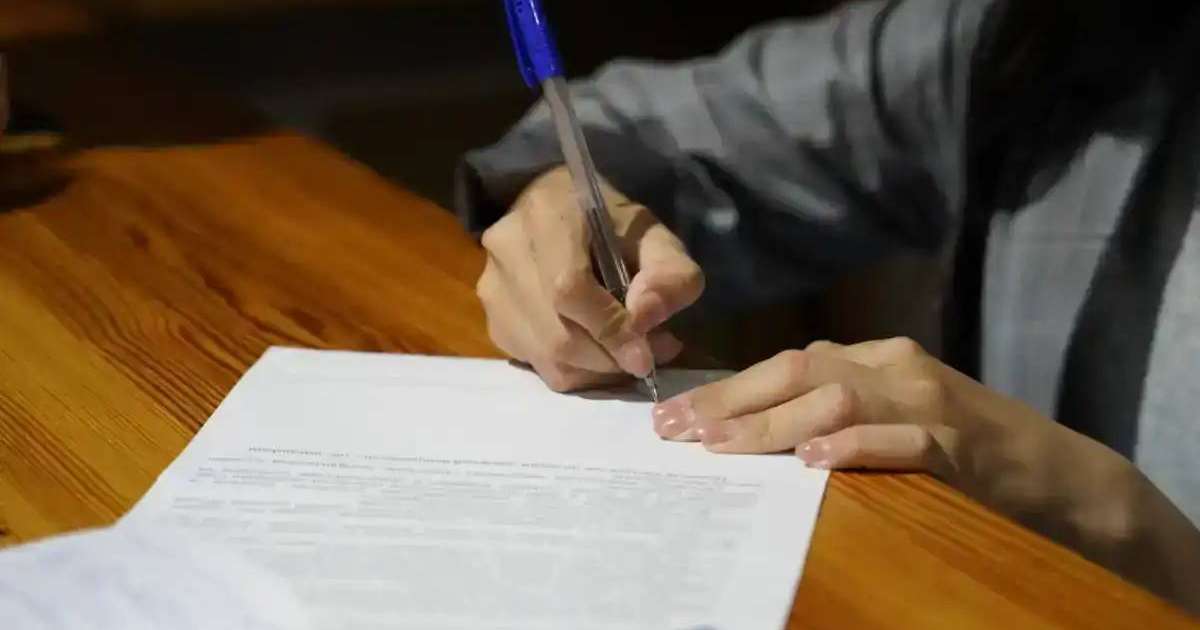 Борышкердің елден шығуына көмектескен сот орындаушысына қатысты тергеу басталды