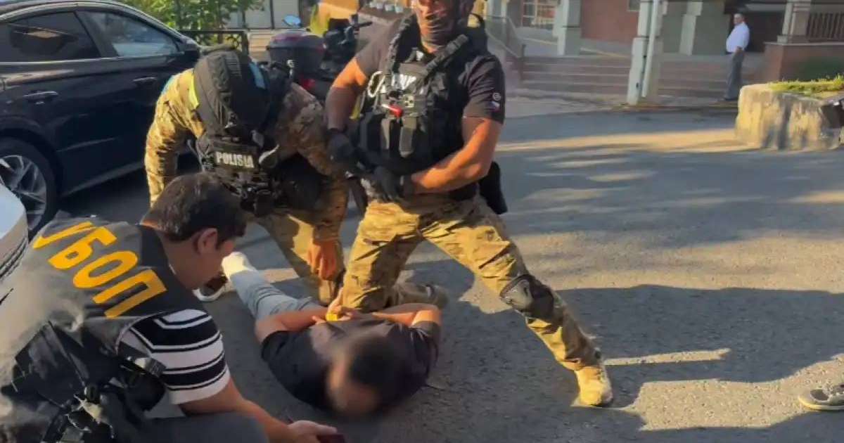 «Күн сайын 2 мыңға дейін қоңырау шалған»: Алматыда кибералаяқтар ұсталды (ВИДЕО)