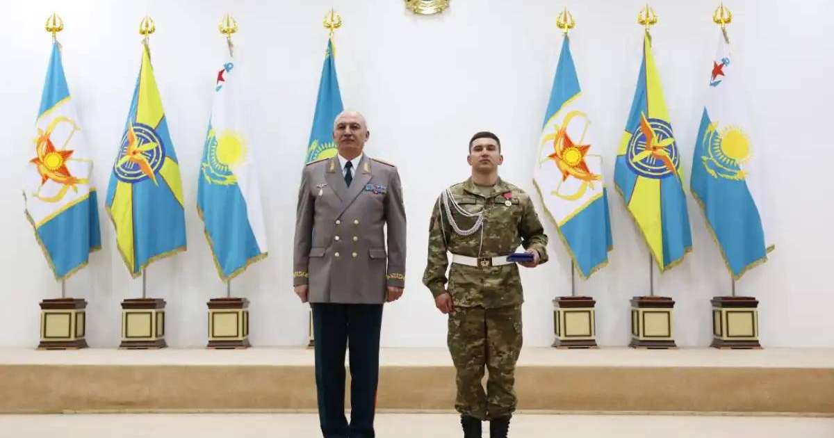 Қорғаныс министрі әскери қызметшілерге мемлекеттік наградалар табыс етті