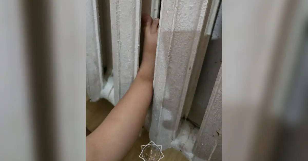 Елордада үш жасар баланың аяғы жылу батареясына қысылып қалды