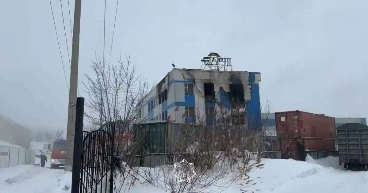 Елордада үш қабатты ғимаратты шарпыған өрт сөндірілді