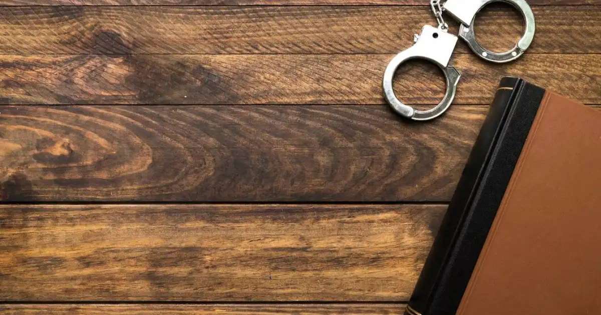 «Аулаға көміп тастаған»: Щучьеде баланы азаптап өлтірген өгей анасы мен әжесі сотталды