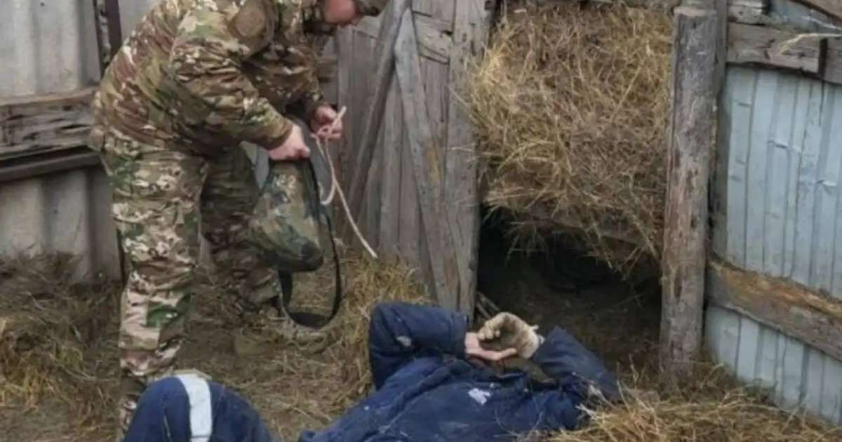 БҚО-да ер адам шөп орамының астында қалды