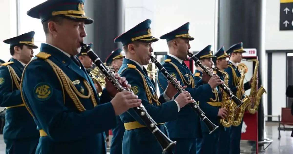 Әскери оркестр елорда әуежайында шетелдіктерді Наурыз мейрамымен құттықтады