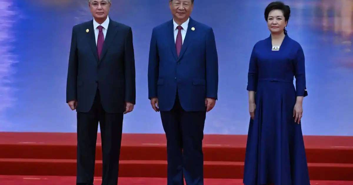 Мемлекет басшысын ҚХР Төрағасы Си Цзиньпин күтіп алды