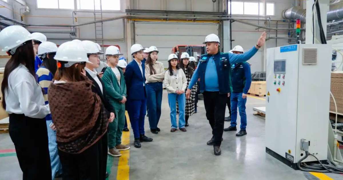 Астаналық оқушылар құрылыс материалдарын шығаратын зауытты аралады