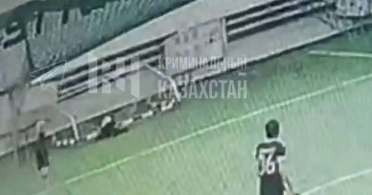 Астанада жас жігіттің үстіне футбол қақпасы құлап, қаза тапты