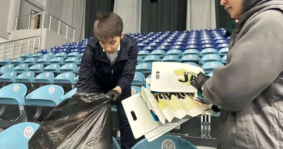 Астанада Дэвис кубогынан кейін жанкүйерлер залдағы қоқысты жинады