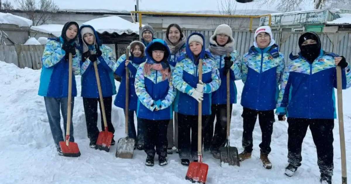 Елордалық еріктілер зейнеткерлердің ауласын қардан тазартты
