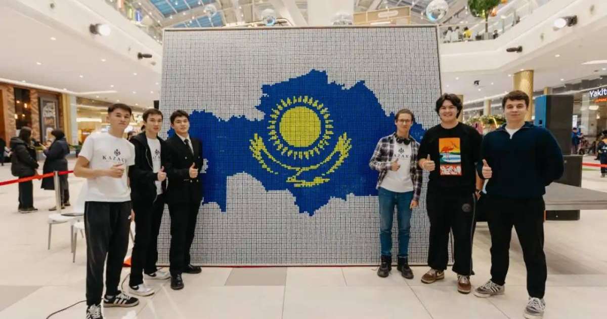 Астанада куберлер мемлекеттік тудың бейнесін рубик текшелерінен құрастырды