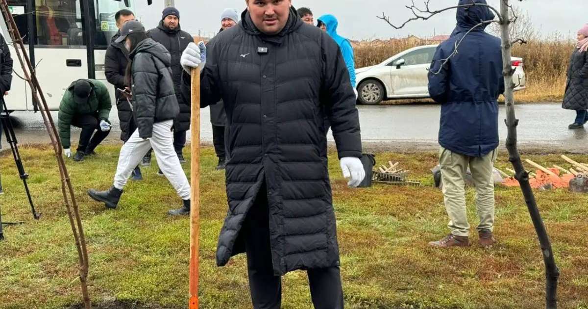 «Қазақстан барысы» турнирінің балуандары Астанада ағаш отырғызды