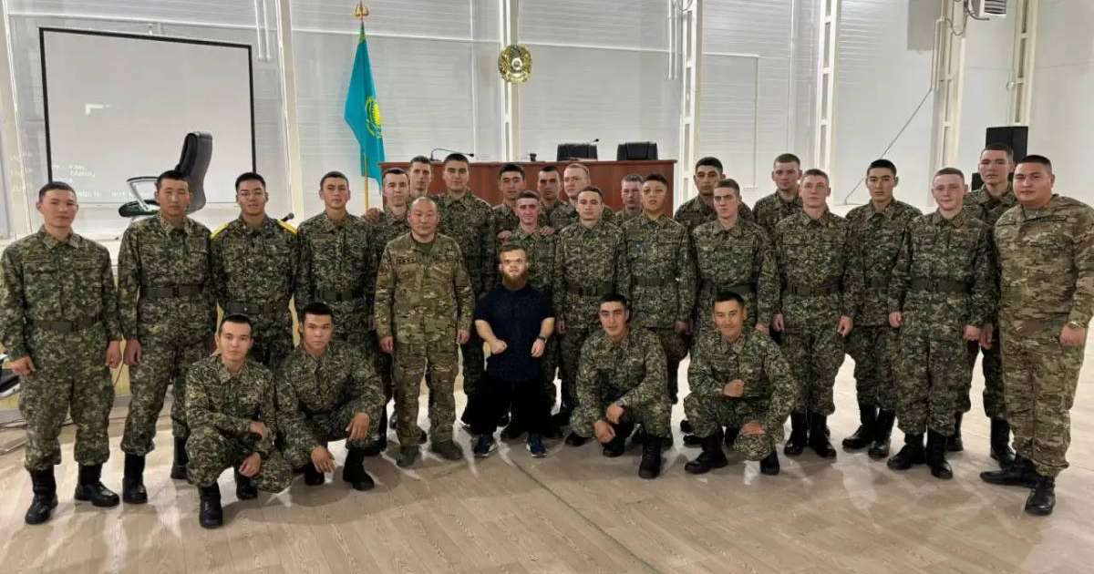 Екі дүркін Паралимпиада чемпионы сарбаздармен кездесті