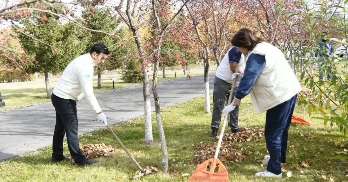 Colman Domingo and Jude Law at amfAR’s Venice Gala