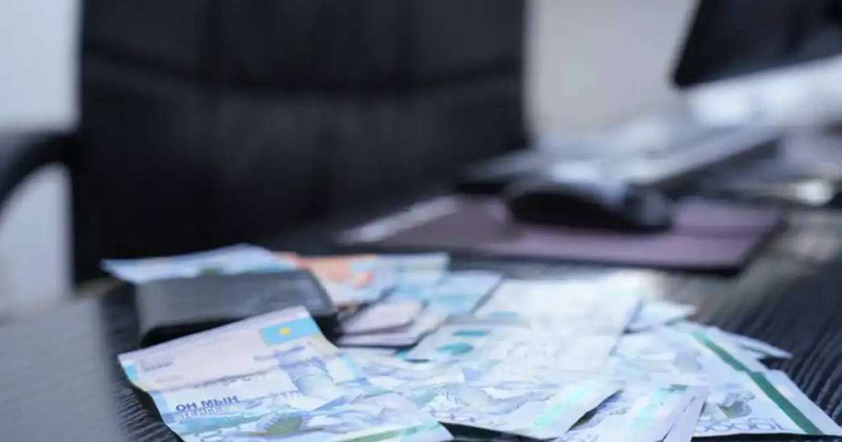 Ақтөбелік зейнеткер екі жыл бойы алаяқтарға ақша аударған