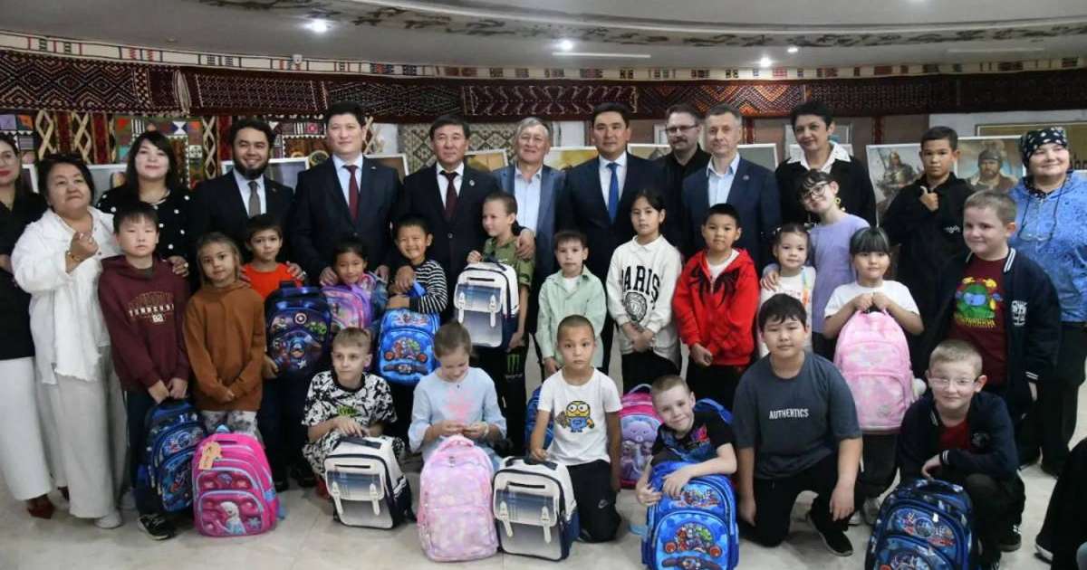 «Мектепке жол»: Елордада 200-ден астам балаға оқу құралдары таратылды