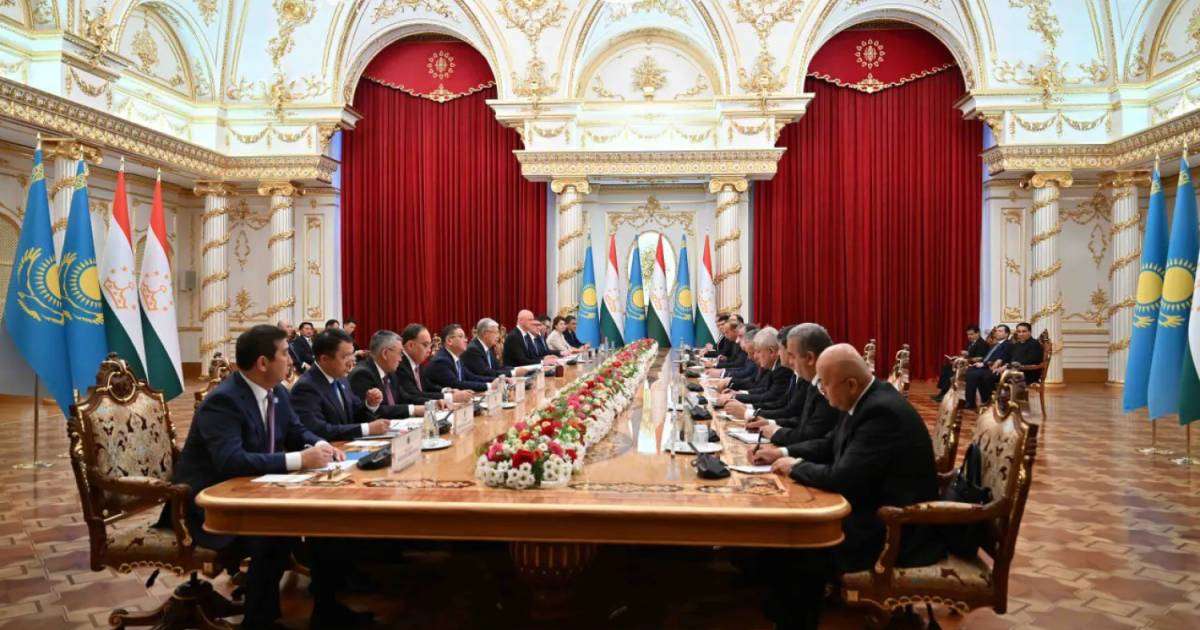 Тоқаев пен Рахмон кеңейтілген құрамда келіссөз жүргізді