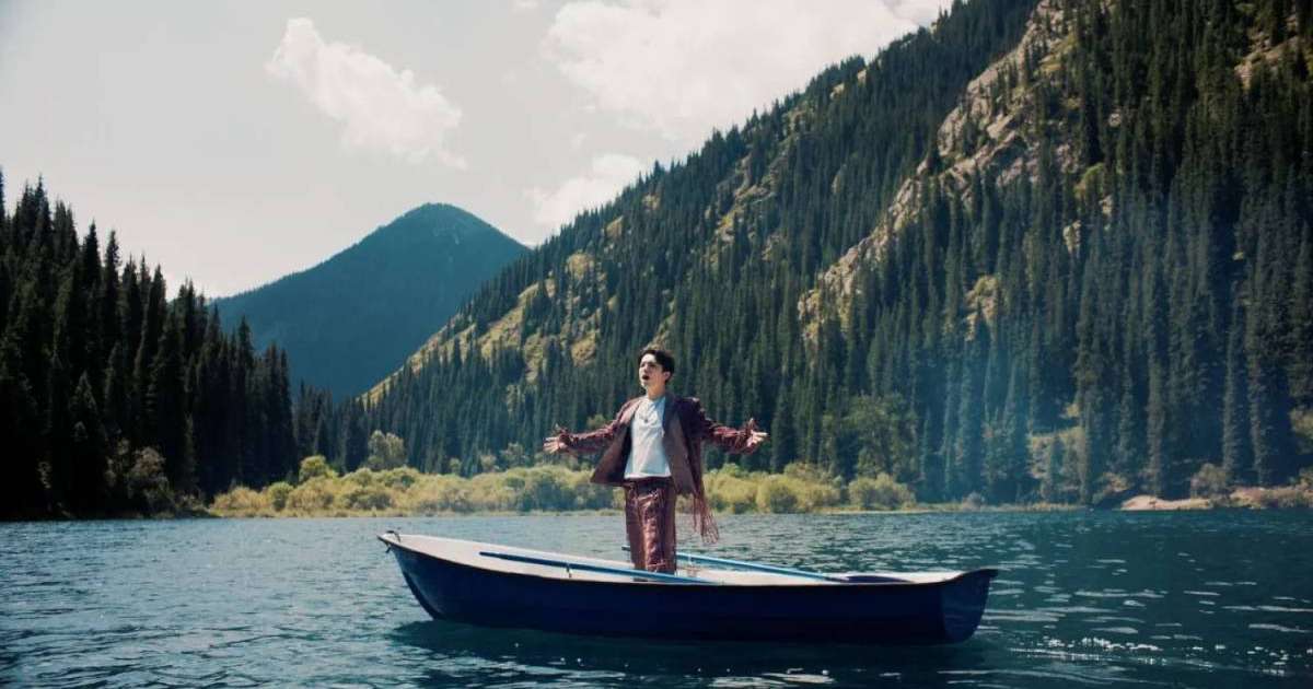 Димаш елдегі туристік орындарда бейнебаян түсіріп жатыр