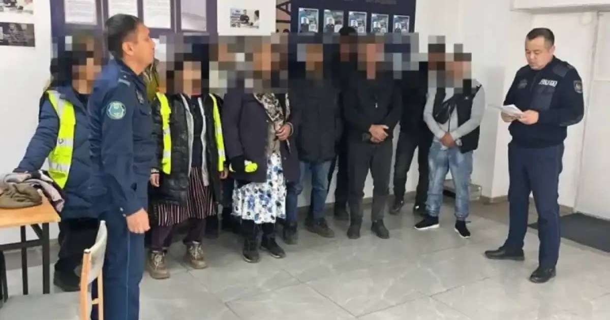 Астанада аула сыпырып жүрген жұмысшыларды полицейлер ұстап әкетті