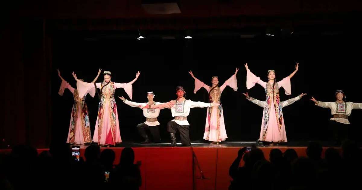 Қазақстандық «Бірлік» ансамблі Парижде өнер көрсетті