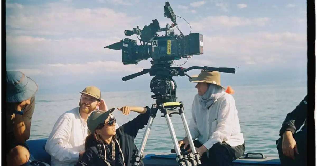 Трансвестит жас, кеуделі брюнетканы жыныстық қатынасқа итермеледі.