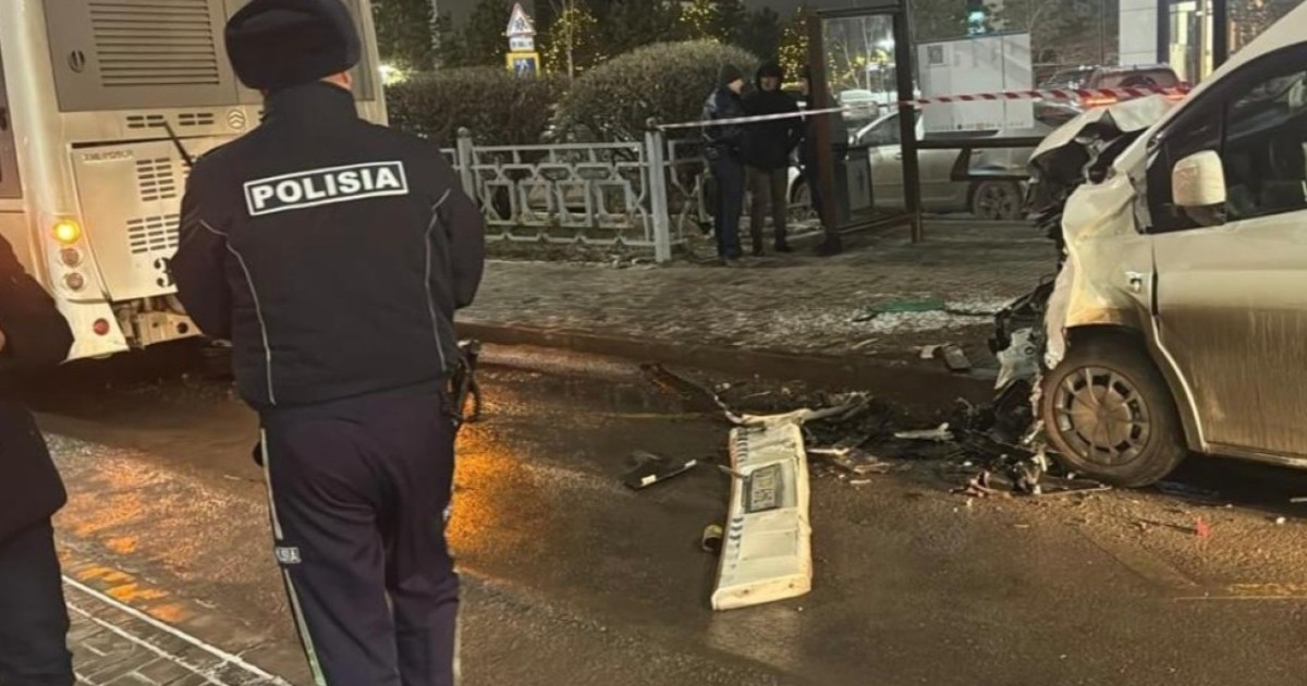 Астанада тоқтап тұрған автобусқа соғылған көлік жүргізушісі мерт болды