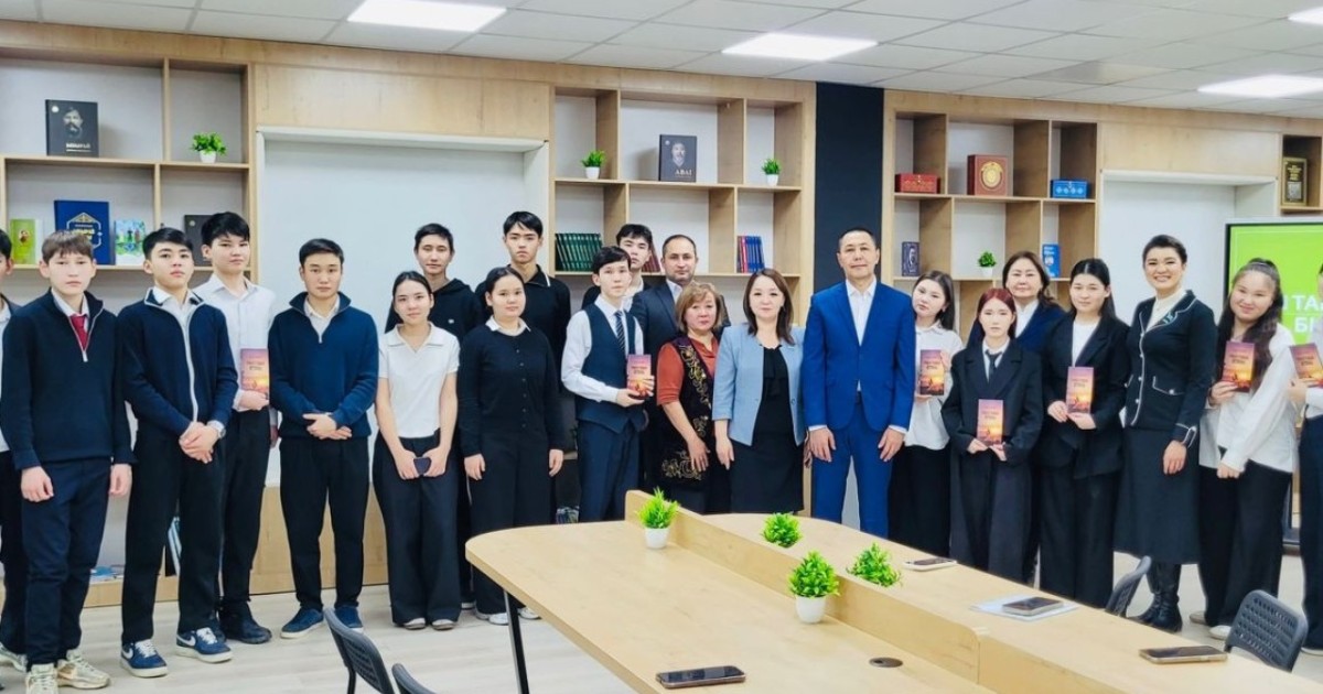 Астана мәслихат депутаты жазушы Төлен Тілеубайдың кітабын оқушыларға сыйға тартты