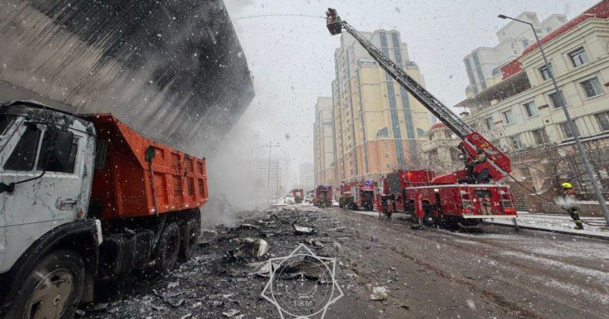 Елордалық өрт сөндірушілер павильоннан шыққан өртті сөндіріп жатыр