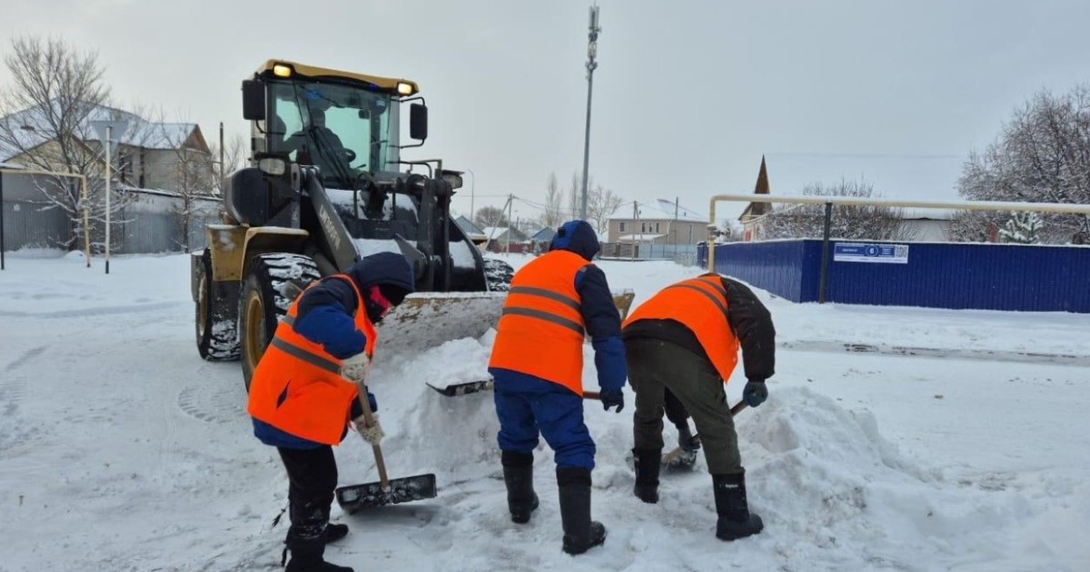 Астанада үш мыңнан астам жұмысшы қар күреуге шықты