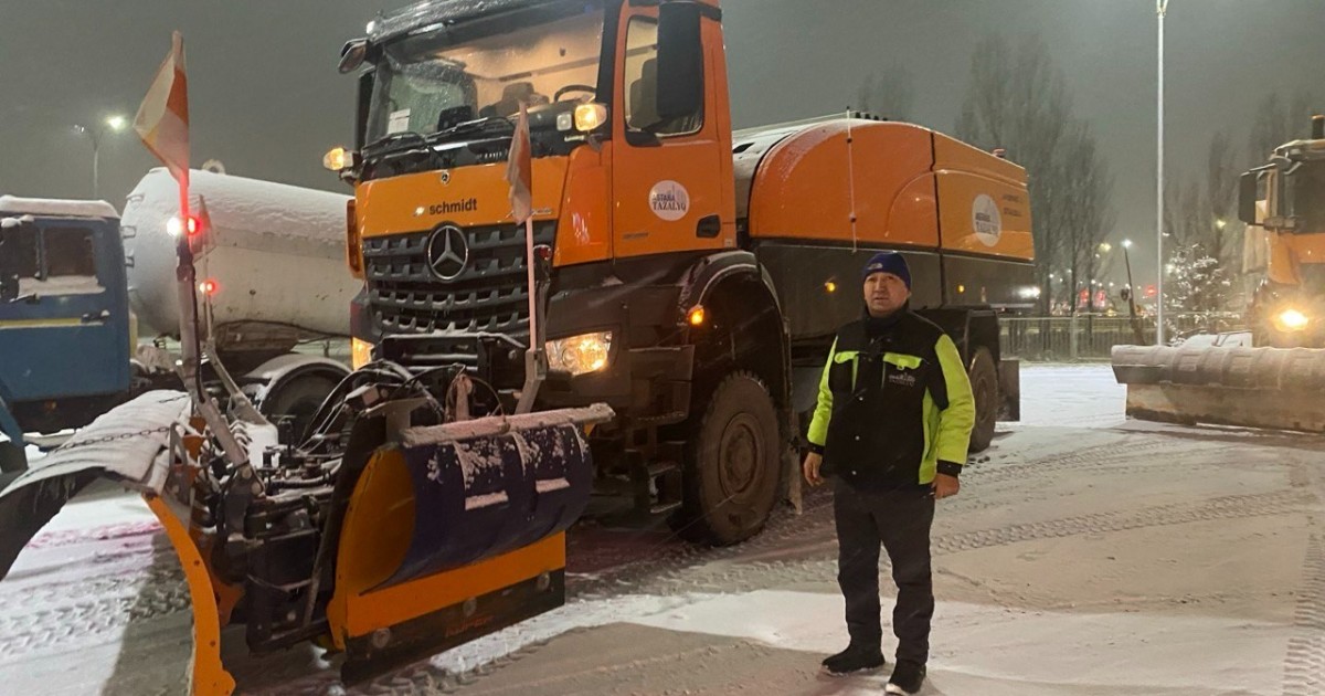 «Нағыз ерлердің ісі»: «Астана Тазалық» машинисі түнгі ауысымдағы жұмысын көрсетті (ФОТО)