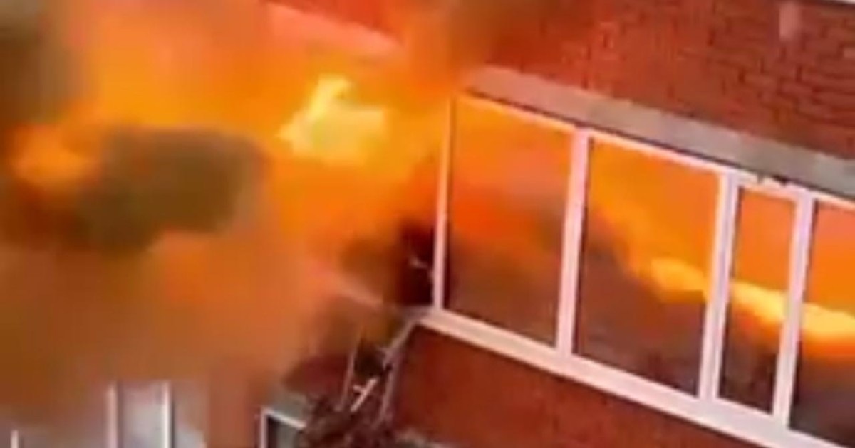 Оралдағы көпқабатты үйде газ жарылып, қызыл жалын терезені ұшырып әкетті