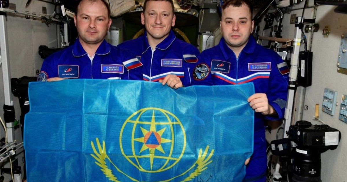 Жер орбитасынан сәлем: «Роскосмос» ғарышкерлері қазақстандық ТЖМ қызметкерлерін құттықтады