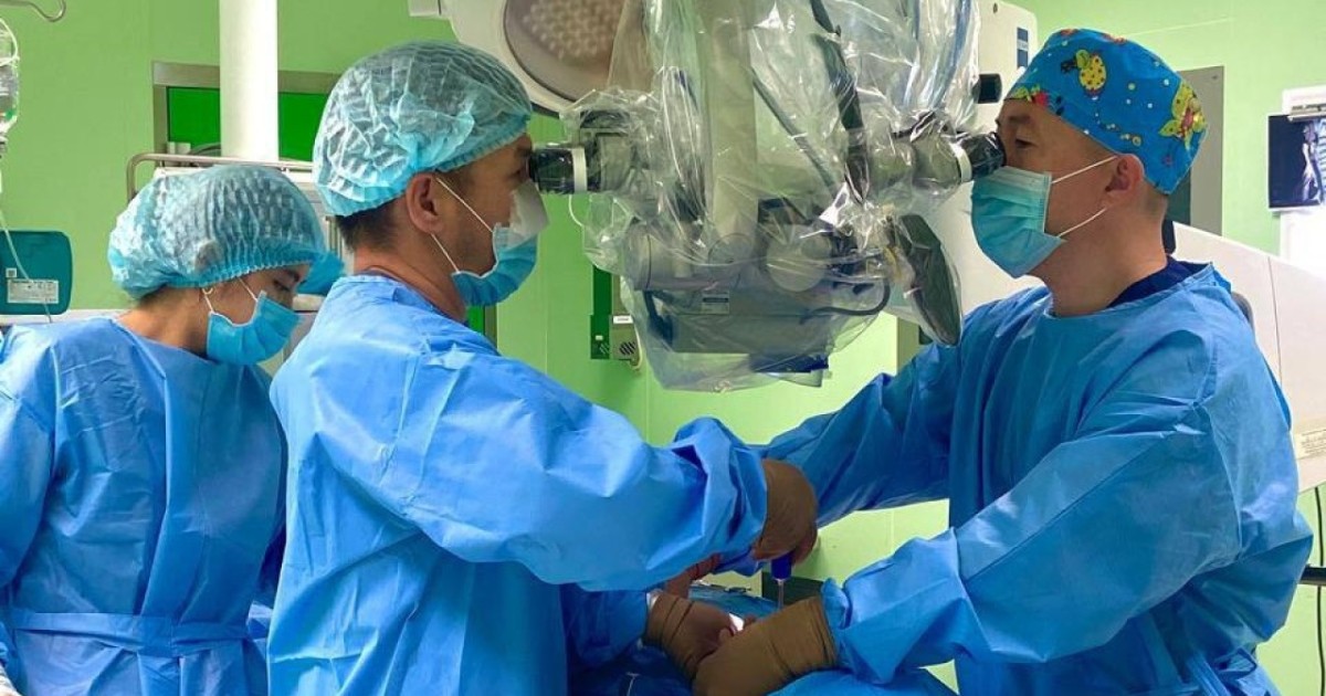 Сирек жасалатын күрделі ота: дәрігерлер мойын омыртқасы зақымданған науқасты аман алып қалды