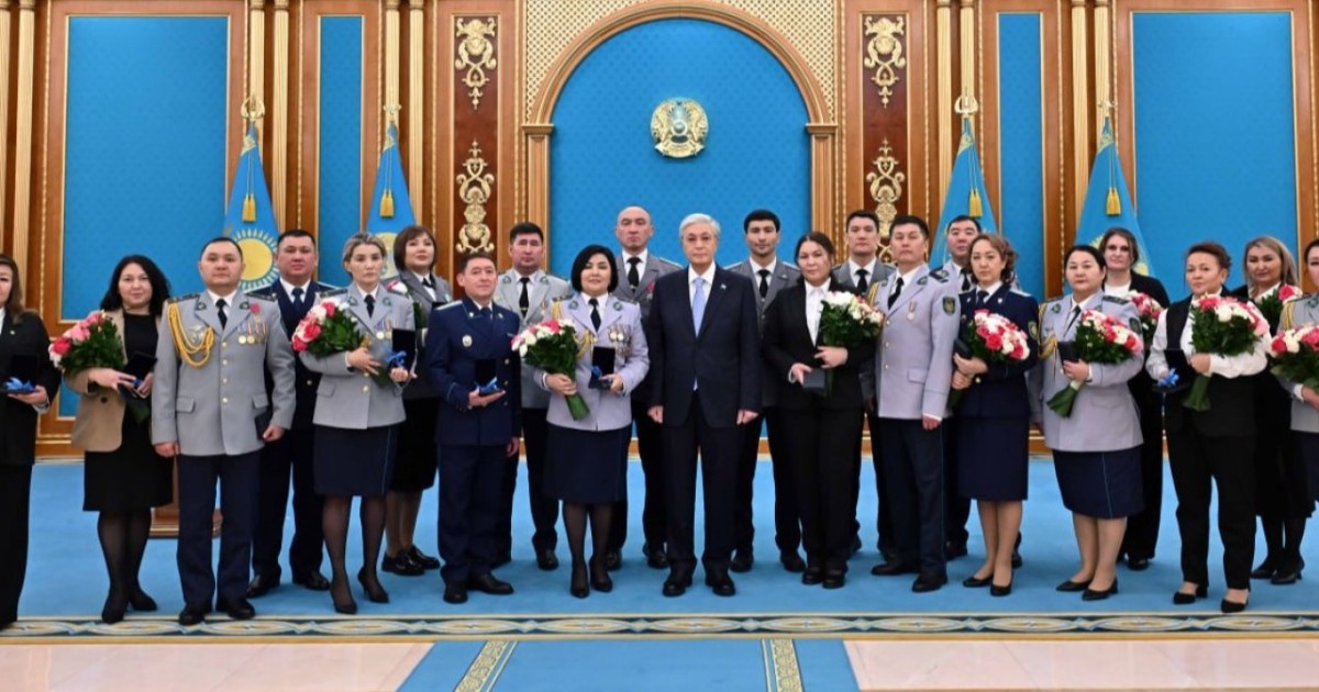Президент Қасым-Жомарт Тоқаев Бас прокуратура, Мемлекеттік күзет қызметі, Ішкі істер министрлігі қызметкерлеріне пәтер кілтін табыстады