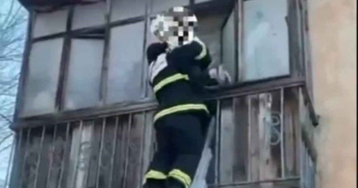 Өрт сөндірушілер өртеніп жатқан үйден 17 адамды аман алып шықты – ВИДЕО