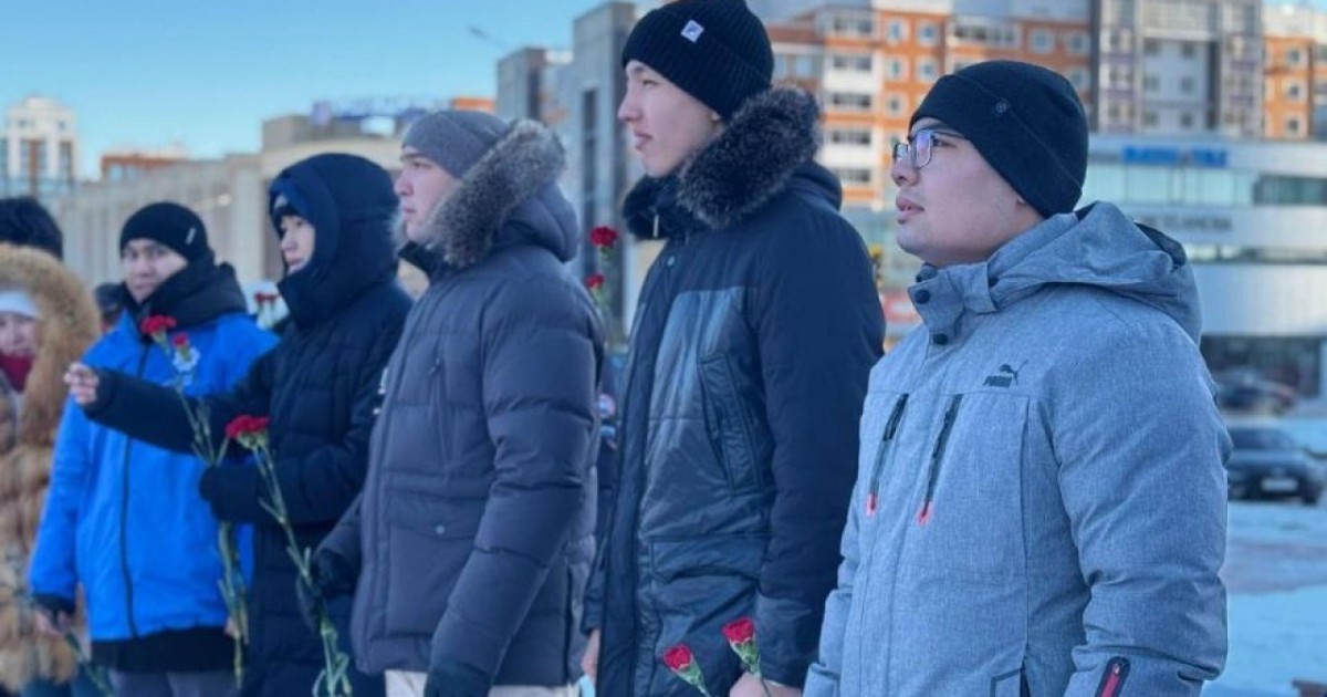 Астанадағы Бауыржан Момышұлының ескерткішіне гүл шоқтары қойылды