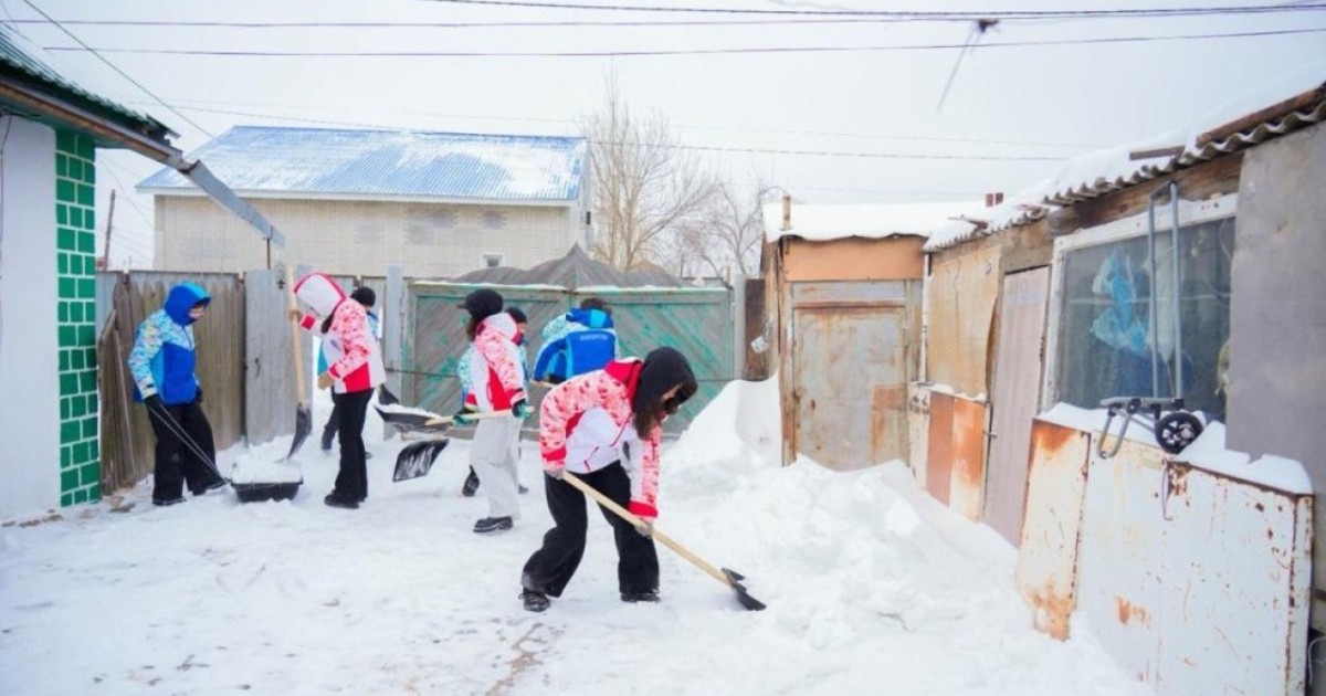 Елордалық волонтерлер жалғыз тұратын қариялардың ауласын қардан тазартып, қолғабыс етті