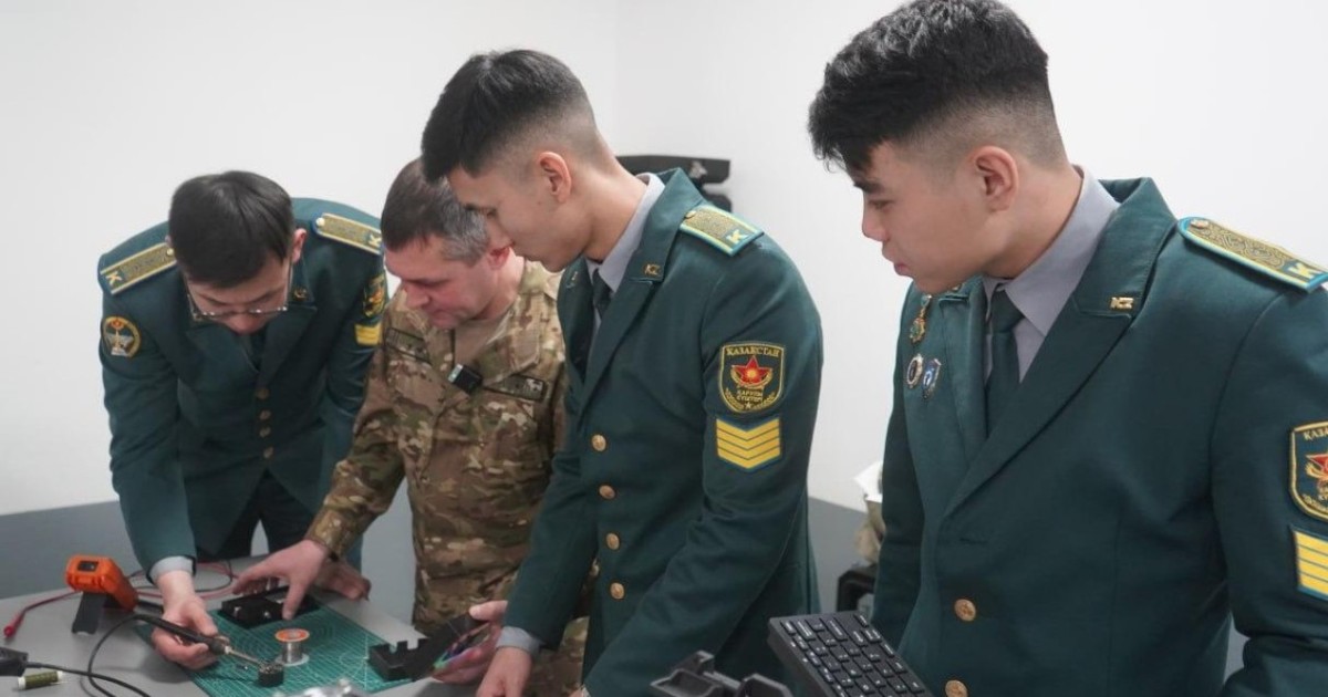 Авиациялық қауіпсіздік, тұрақты байланыс және қашықтан басқару: әскери курсанттар оқу-инженерлік жобалар әзірлеп жатыр