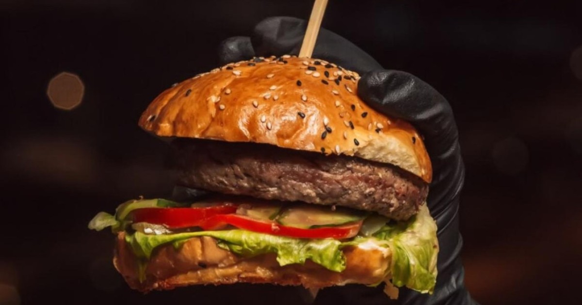 Дүкеннен гамбургер алған 12 оқушы уланды: сотта сатушыға айыппұл салынды