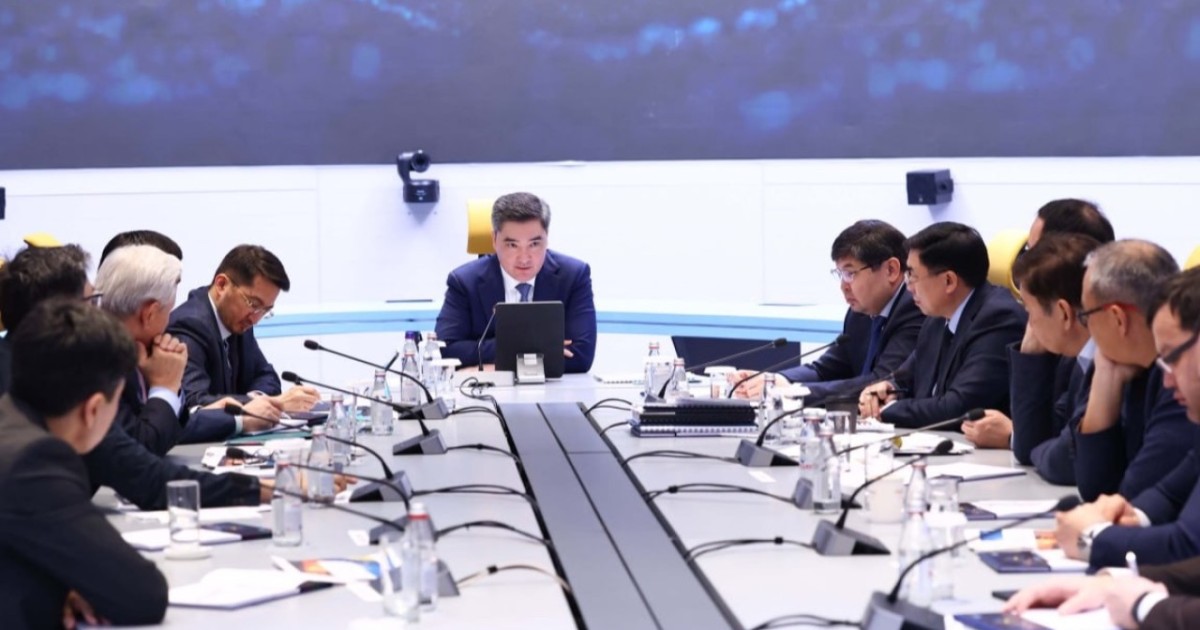 Олжас Бектенов сарапшылармен экономиканы дамыту мәселелерін талқылады