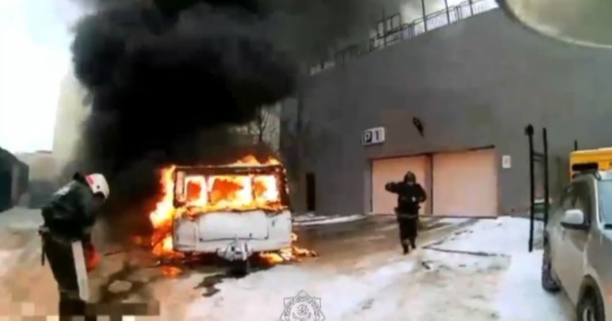 Астаналық құтқарушылар өрттен екі газ баллонын алып шықты (ВИДЕО)