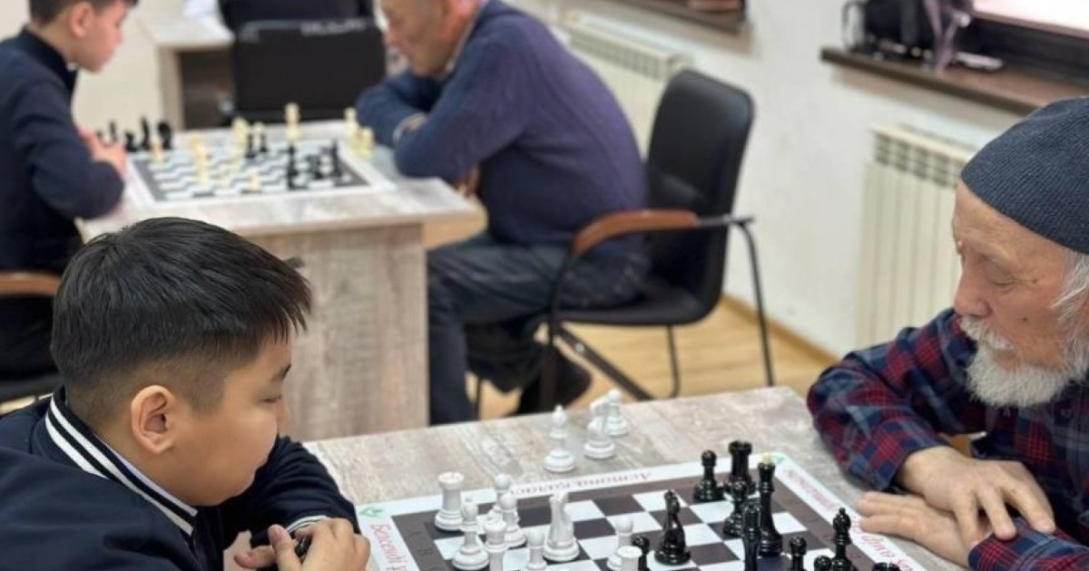 Астаналық зейнеткерлер мен оқушылар арасында шахматтан турнир өтті